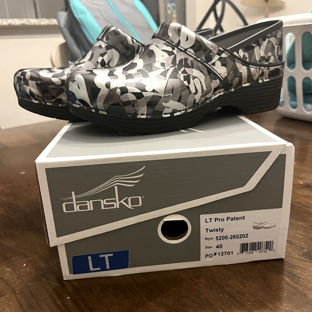 Dansko LT Pro Nurse Shoe | Twisty Patent